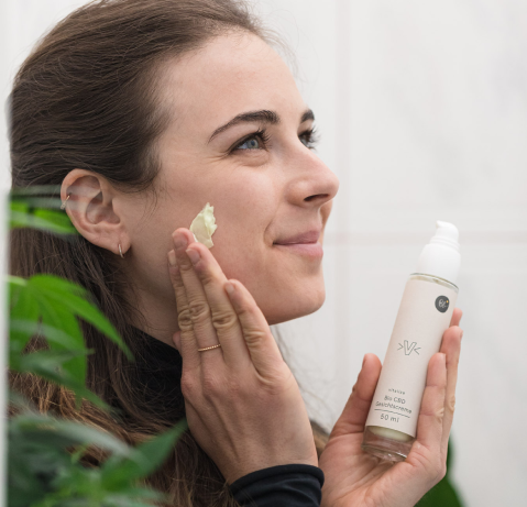 Mehr über den Artikel erfahren Aknebehandlung – wenn die Haut nach Hilfe schreit