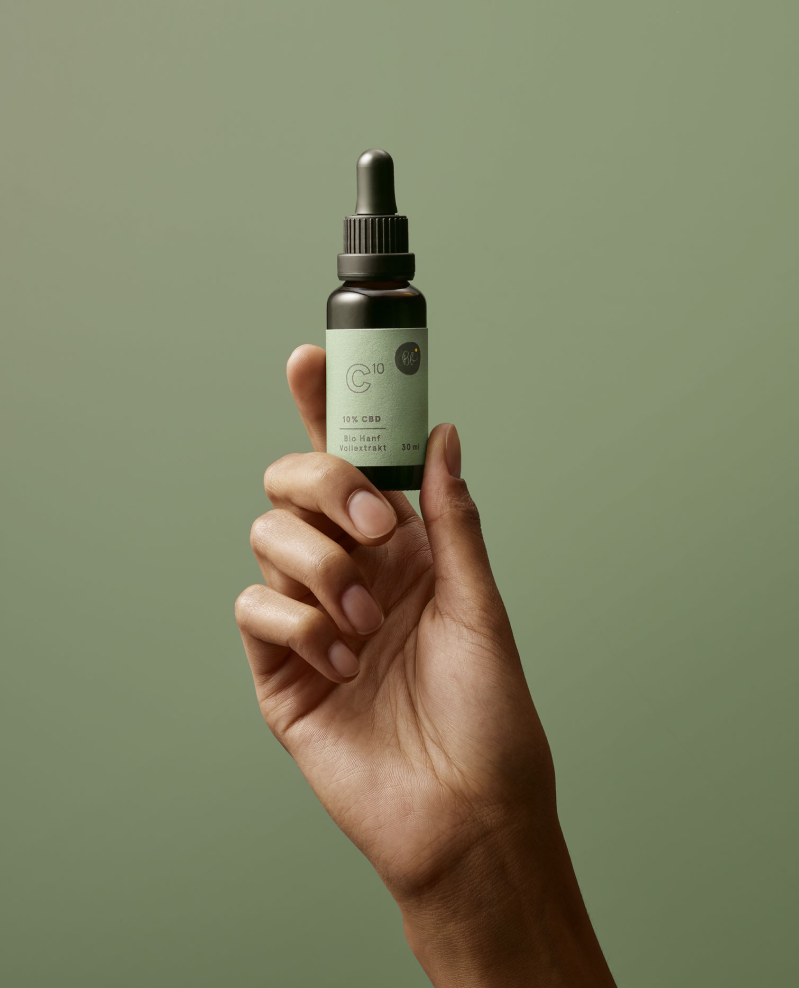 CBD Öl Hand