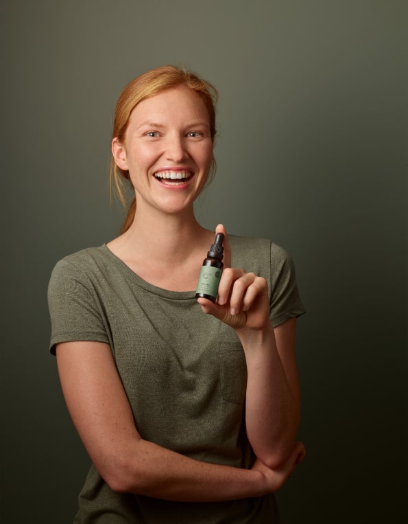 20% Bio CBD Öl inszeniert Frau-min 20% Bio CBD Öl inszeniert Frau